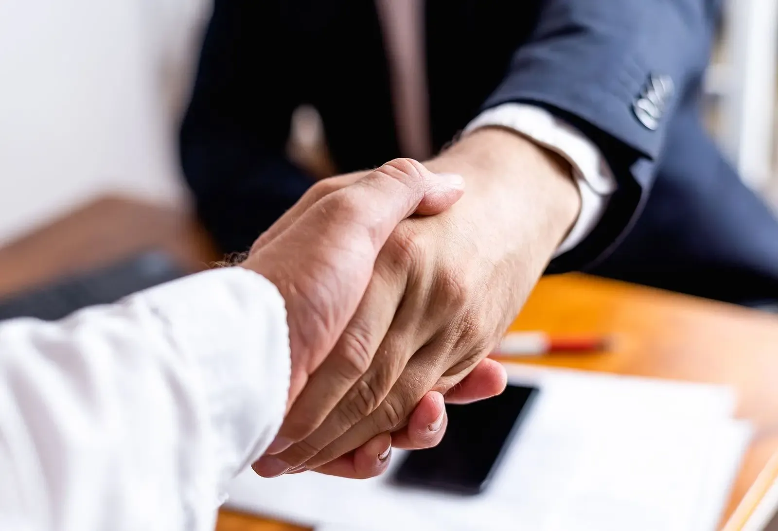 bigstock_businessman_handshake_close_up_379088089_jwpx9l8dkwpamottpyz18d-1600x1092.webp